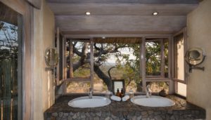 Badezimmer in der Ongava Lodge