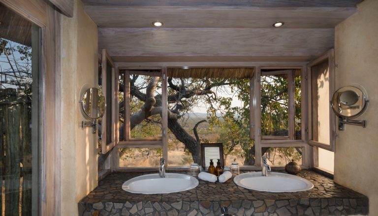 Badezimmer in der Ongava Lodge