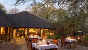 Essen im Freien in der Etosha Aoba Lodge im Onguma-Naturreservat, Namibia