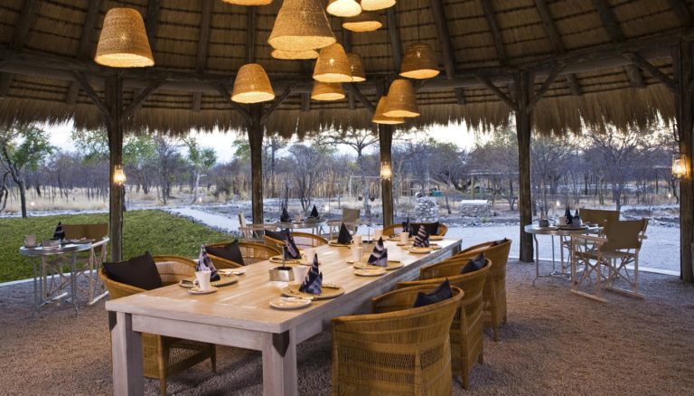 Außenbereich zum Essen im Mushara Bush Camp am Etosha-Nationalpark
